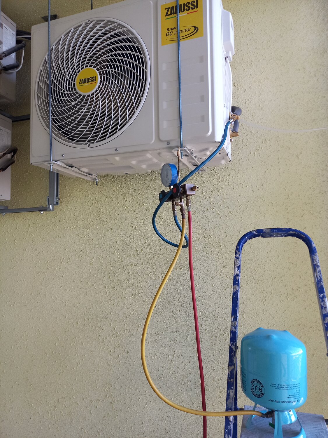 установленный кондиционер, кондиционер наружный блок, кондиционеры сплит системы, кондиционер сплит, кондиционер zanussi