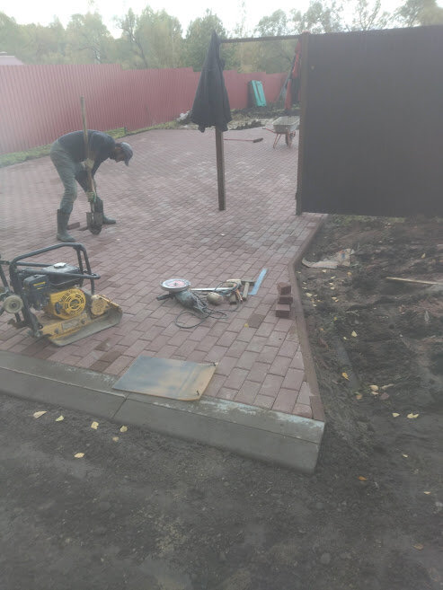 тротуарная плитка, укладка тротуарной плитки, тротуарная плитка в гараже, кладка тротуарной плитки, укладка плитки на участке