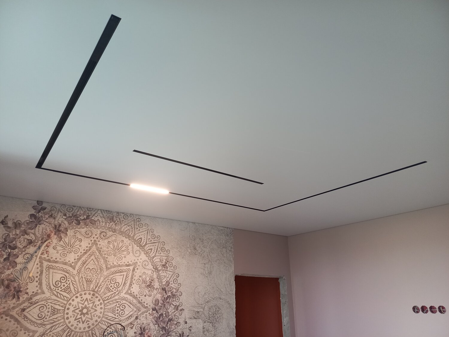 потолок со световыми линиями, потолок, тканевые натяжные потолки, тканевый потолок, встроенный трековый светильник