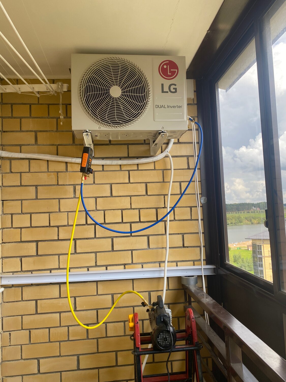 наружный блок кондиционера, кондиционер внешний блок, установленный кондиционер, кондиционер, монтаж кондиционера