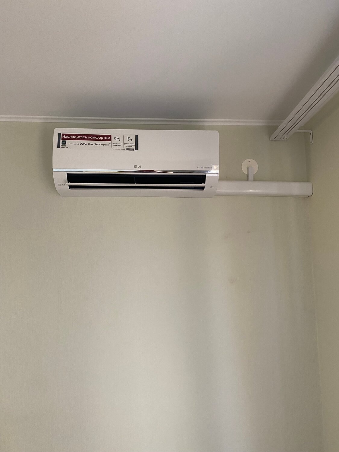 установленный кондиционер, внутренний блок кондиционера, кондиционер сплит, кондиционер, кондиционер монтаж