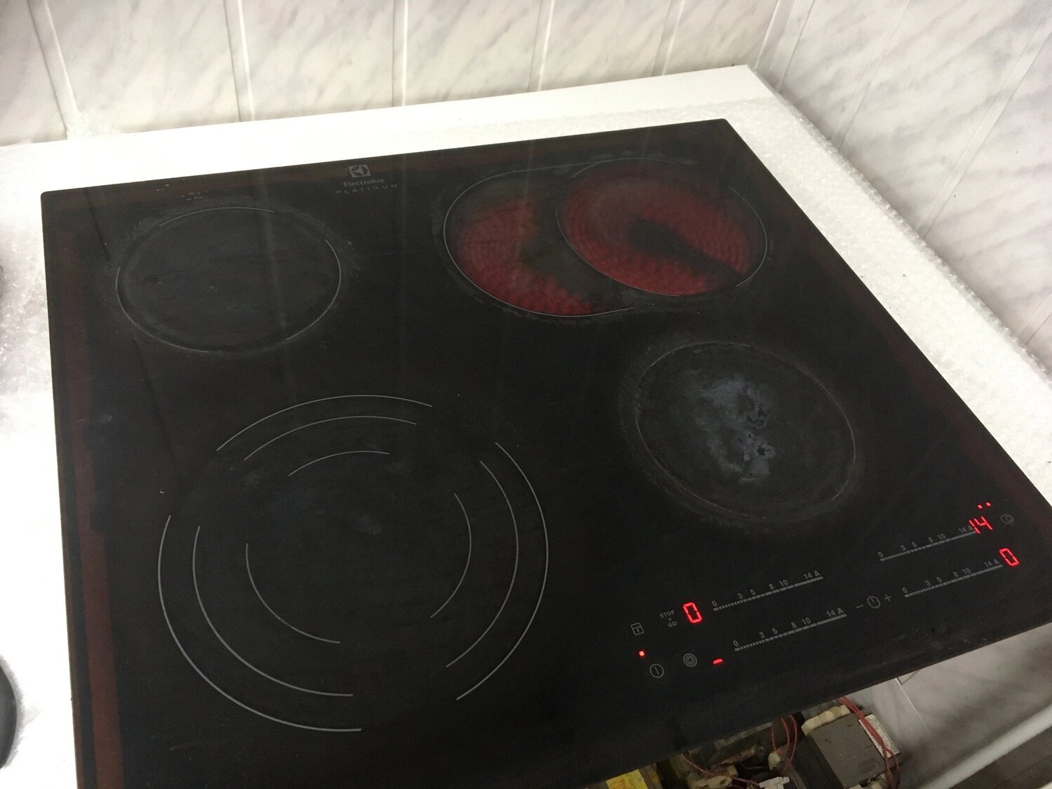 электрическая варочная панель electrolux ehs 60200 u, электрическая варочная панель, стеклокерамическая варочная панель, варочная панель electrolux, варочные панели