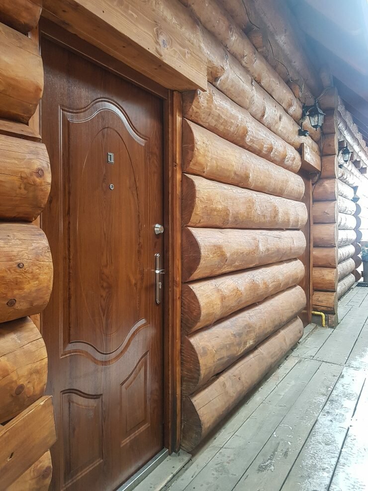 двери в деревянном доме, бревенчатый дом, дом из рубленного бревна, отделка сруба, деревянный дом