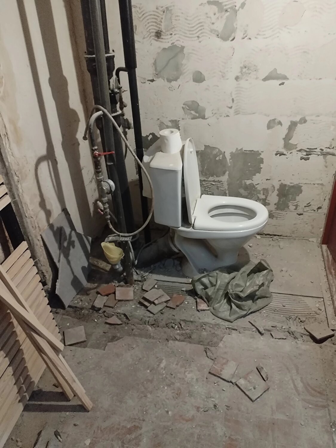 унитаз в квартире, туалет, ремонт туалета, старый унитаз, демонтаж унитаза