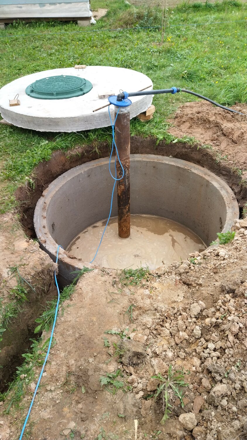 кессон из бетонных колец для скважины, водоснабжение из колодца, обустройство скважины, колодец для скважины, водопровод из колодца