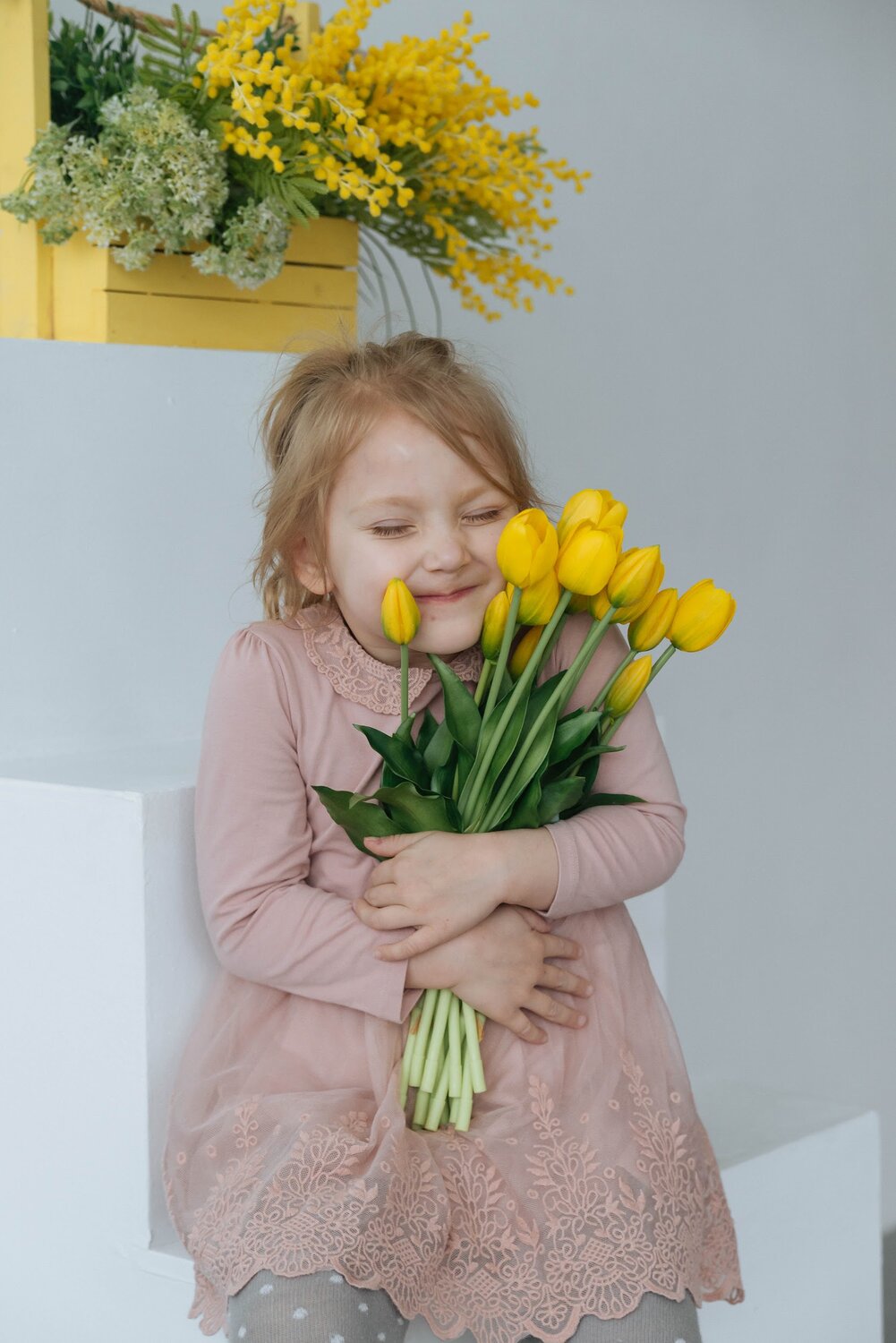 девочка, весна тюльпаны, маленькая девочка, фотосессия, работы фотографов