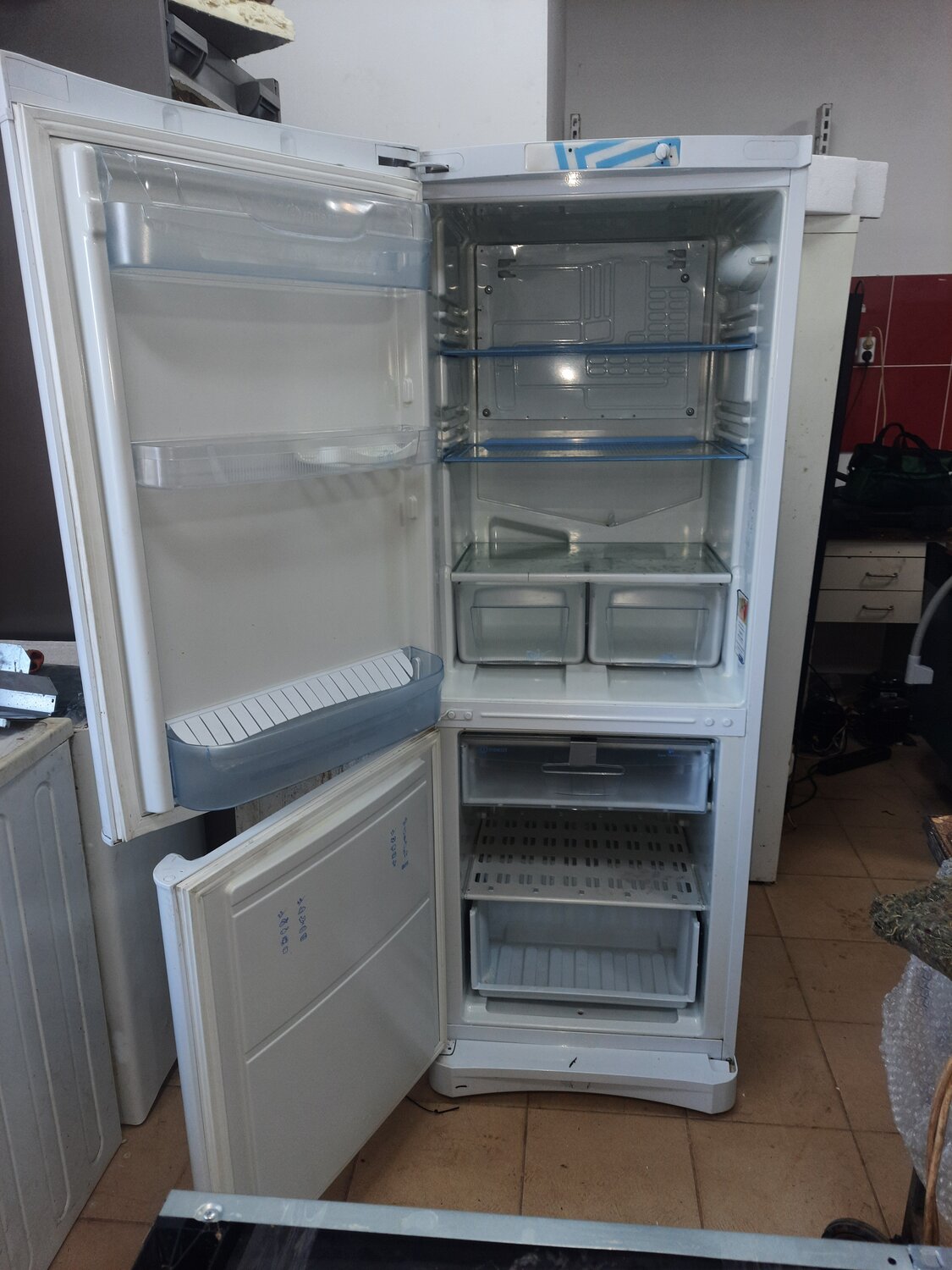 холодильник indesit, холодильник индезит, двухкамерный холодильник, бытовая техника, indesit