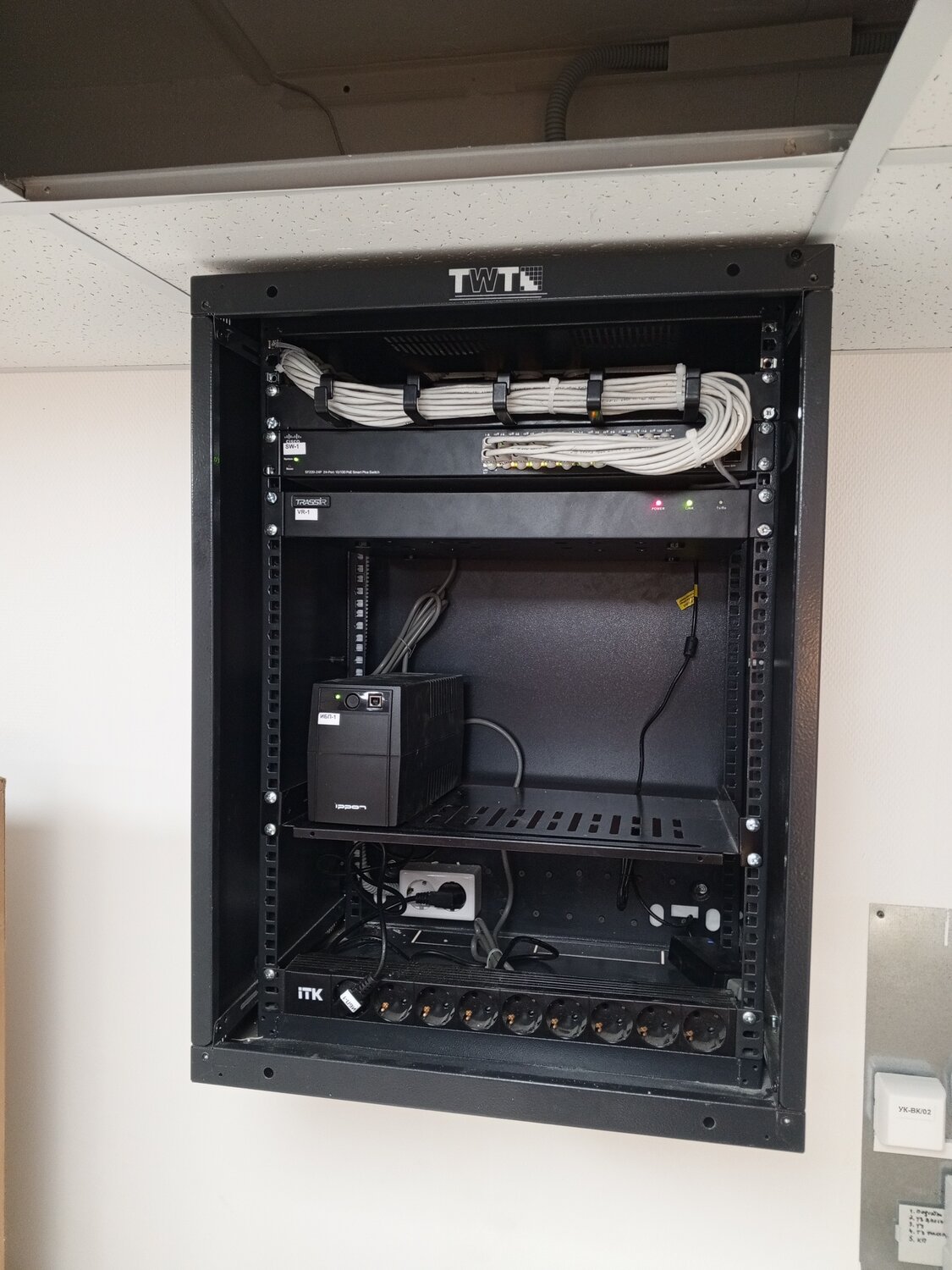 телекоммуникационный шкаф, электроника, слаботочные системы, слаботочные сети, серверный корпус