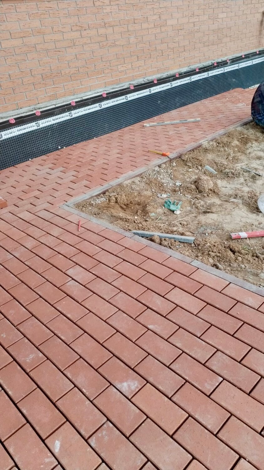 укладка брусчатки, укладка тротуарной плитки, отмостка из брусчатки, клинкерная брусчатка, отмостка из тротуарной плитки