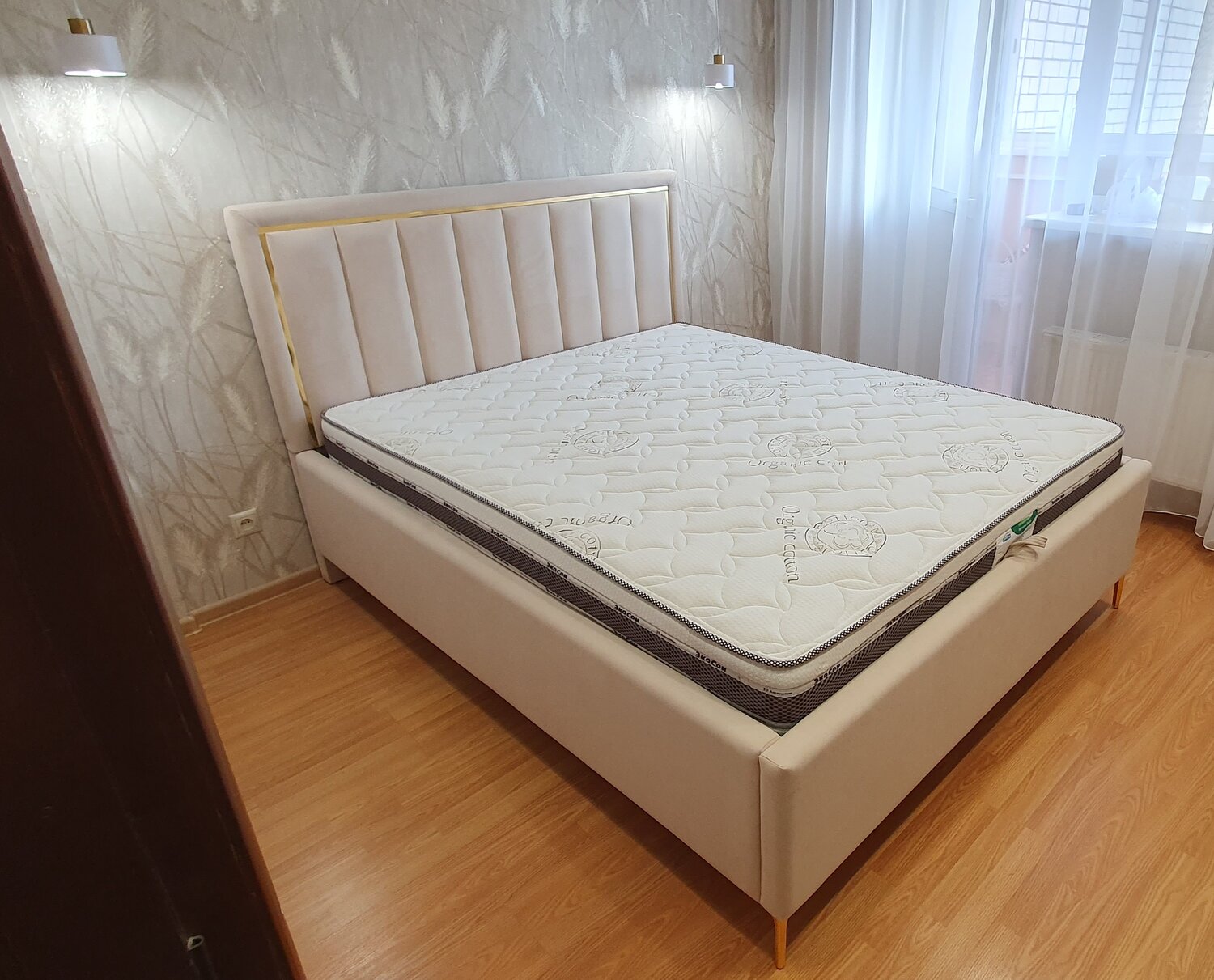 кровать, двуспальная кровать с мягким изголовьем, кровать двуспальная с матрасом, кровать мягкая, кровать двуспальная