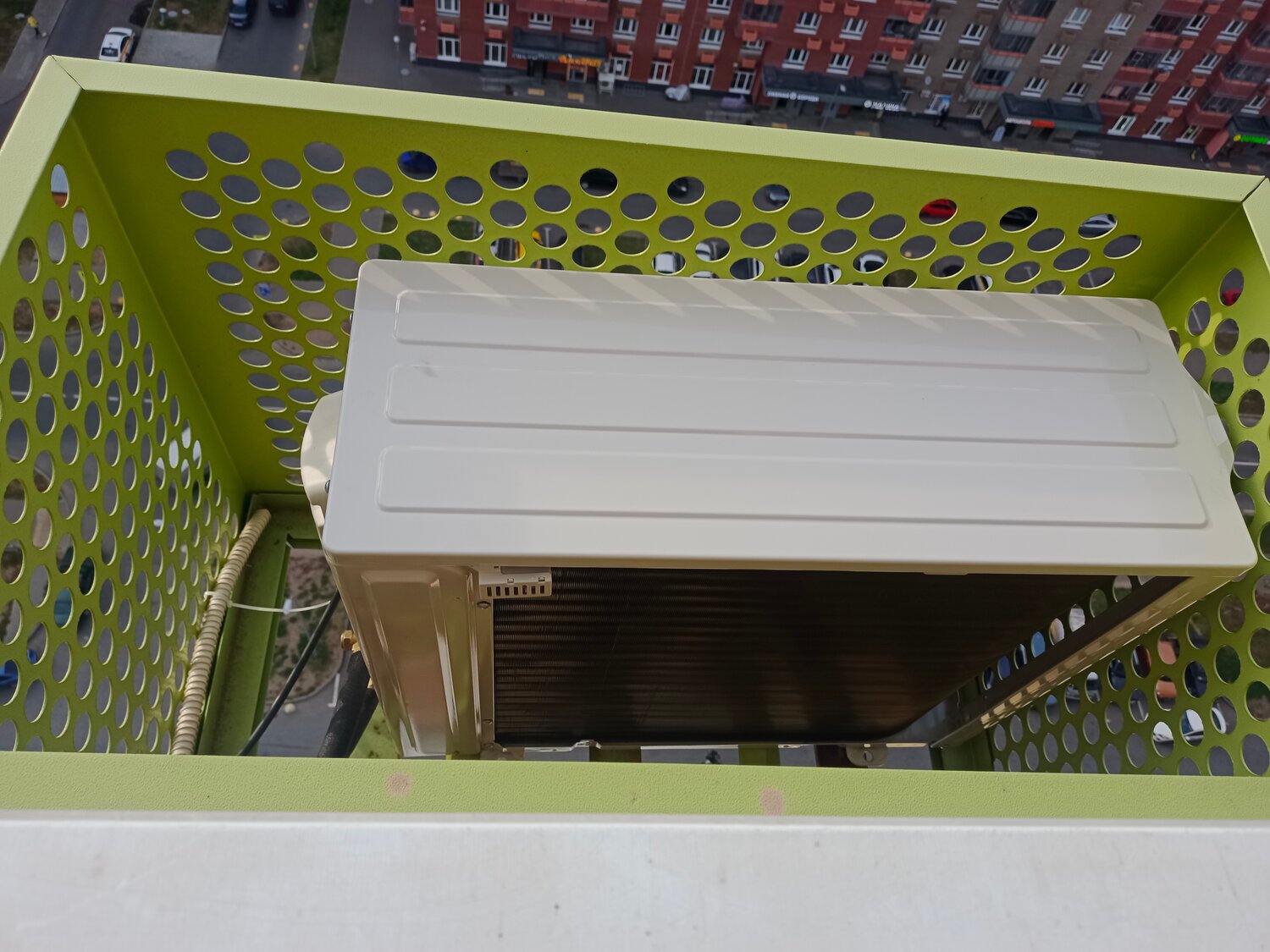 установленный кондиционер, внешний блок кондиционера, кондиционер, кондиционер наружный блок, внутренний блок кондиционера