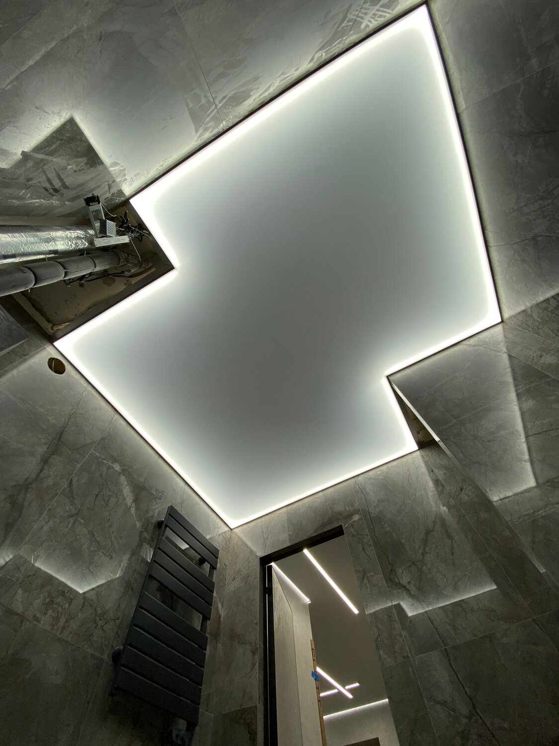 Пример потолка с подсветкой