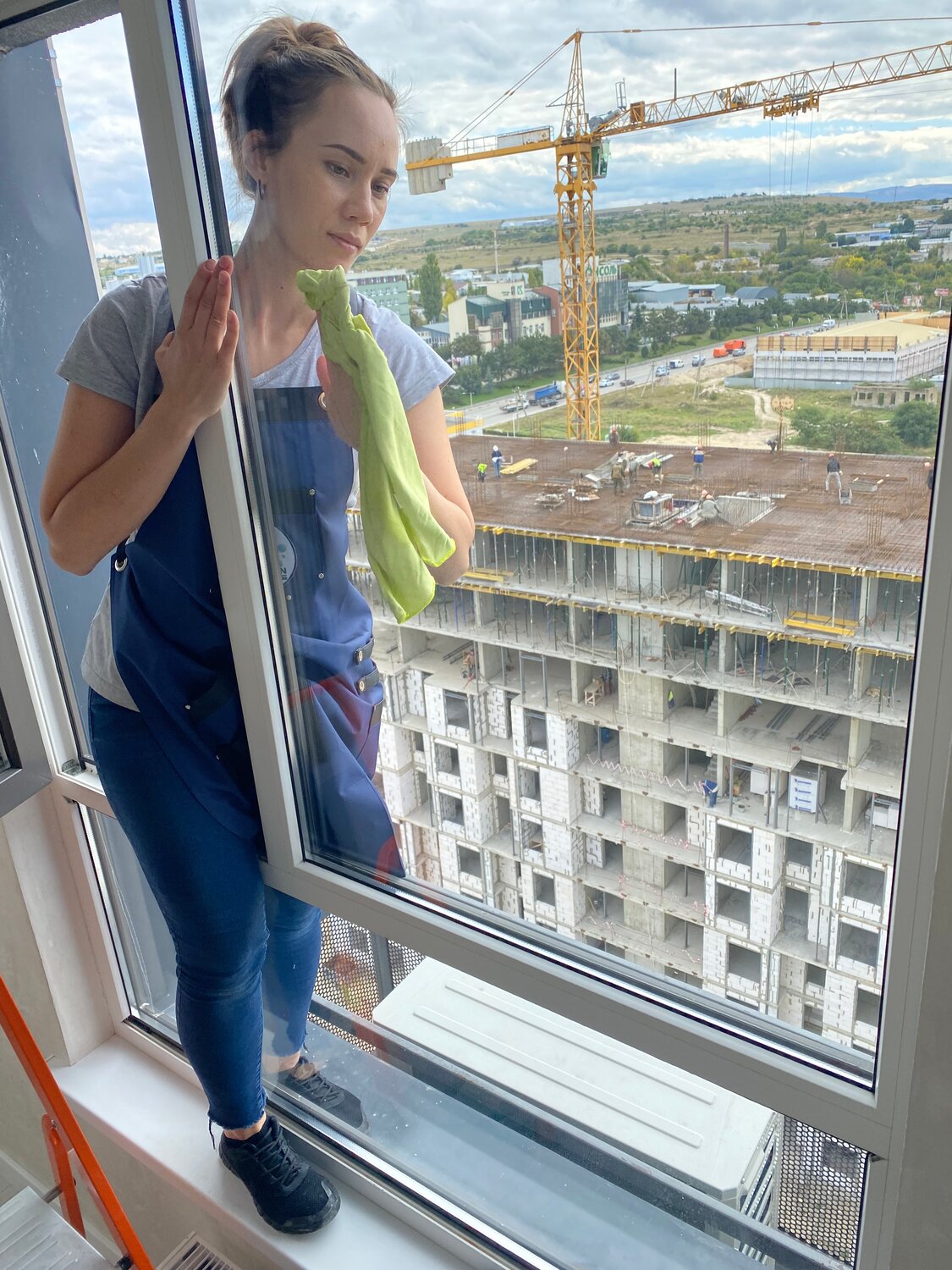 окно, пластиковые окна, остекление балконов, мойка окон, девушка