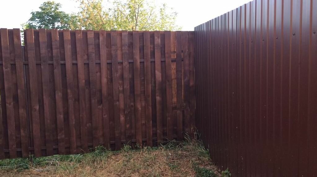 забор из металлического штакетника, металлический штакетник забор, забор из профнастила под дерево, забор из евроштакетника, забор из штакетника