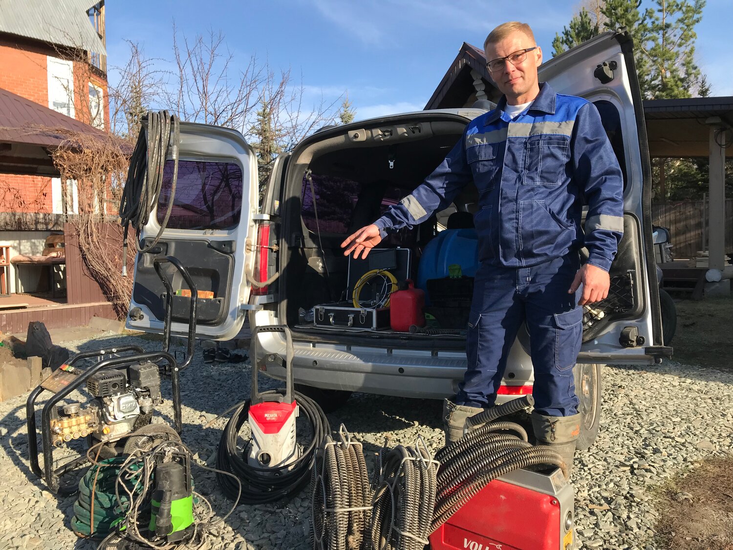 мужчина, специальная техника, техника, прочистка канализации, услуги электрика