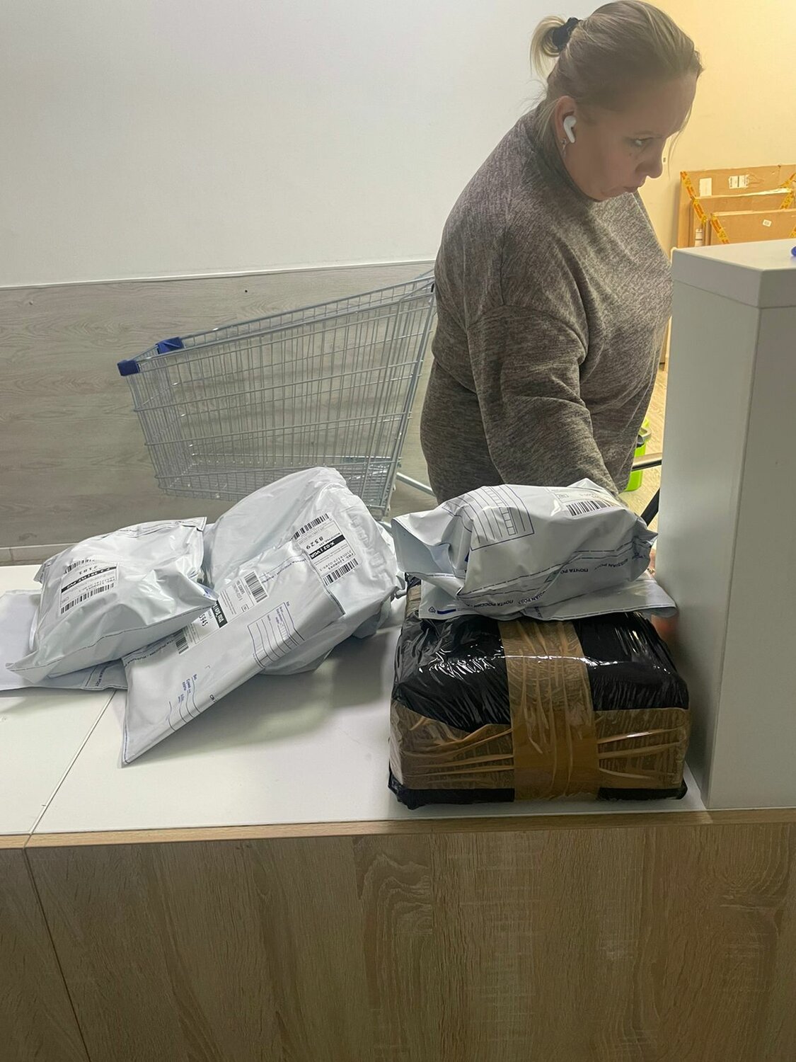 вещи в квартире, посылка, почта, распаковка посылок, товар
