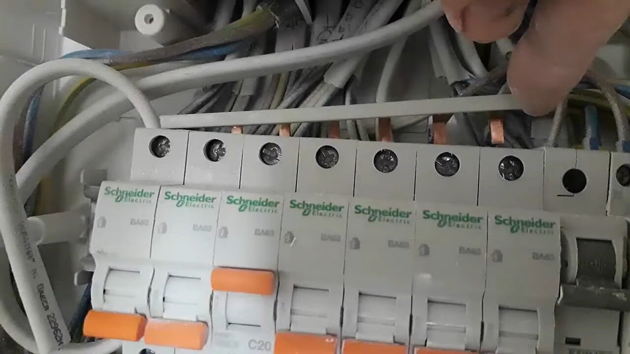 автомат в щитке, schneider electric, соединение автоматов в щитке, schneider, автомат в электрощитке
