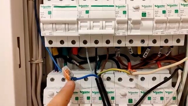 автомат в щитке, автомат в электрощитке, работа электрика, подключение автомата в щитке, услуги электрика