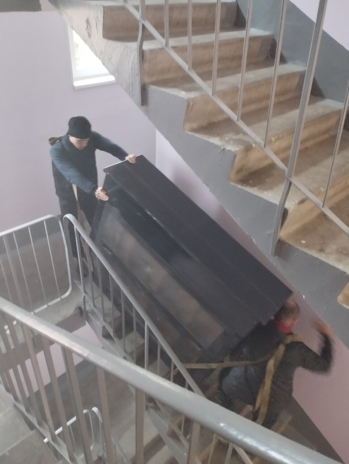 лестница в подъезде, спуск по лестнице, ноги, ограждение лестницы, лестницы