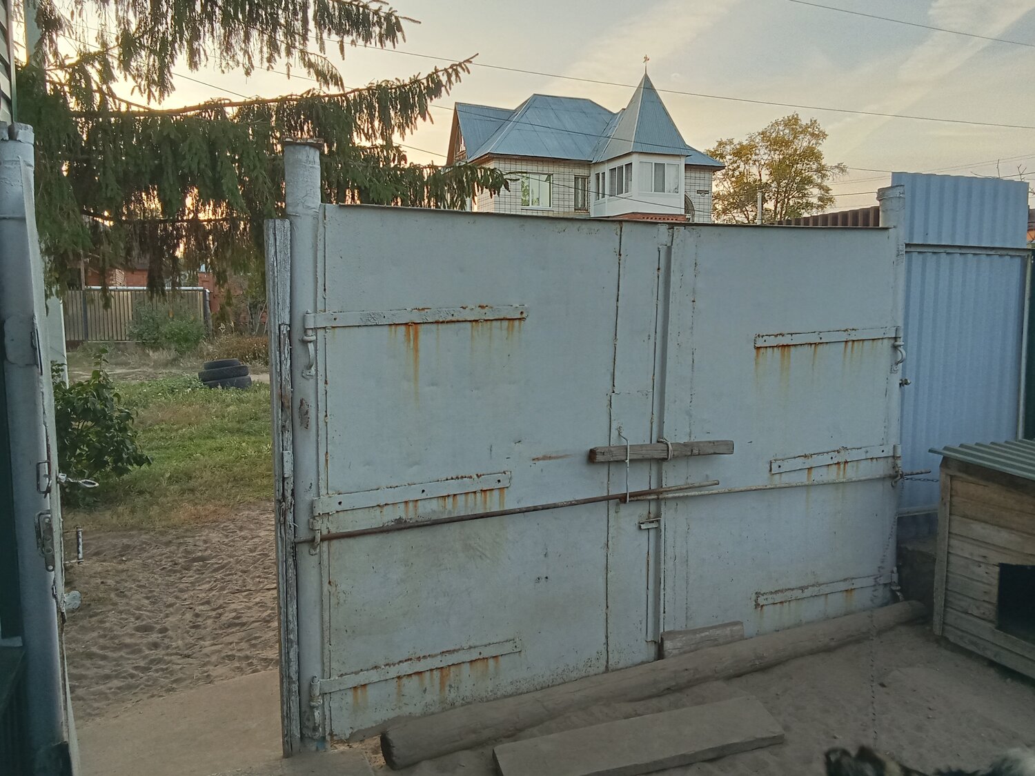 гараж курган, ворота гаража, врезать калитку в гаражные ворота, гараж металлический, металлические ворота