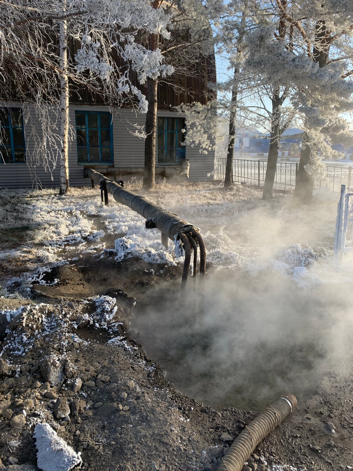 прорыв трубы зимой, пожар в деревне, авария на теплотрассе, пожарная безопасность, фотографии пожара