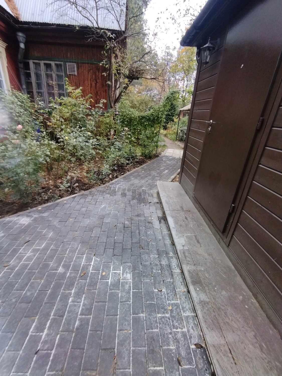 отмостка дома, отмостка вокруг дома, брусчатки, плитка старый город на отмостке, отмостка