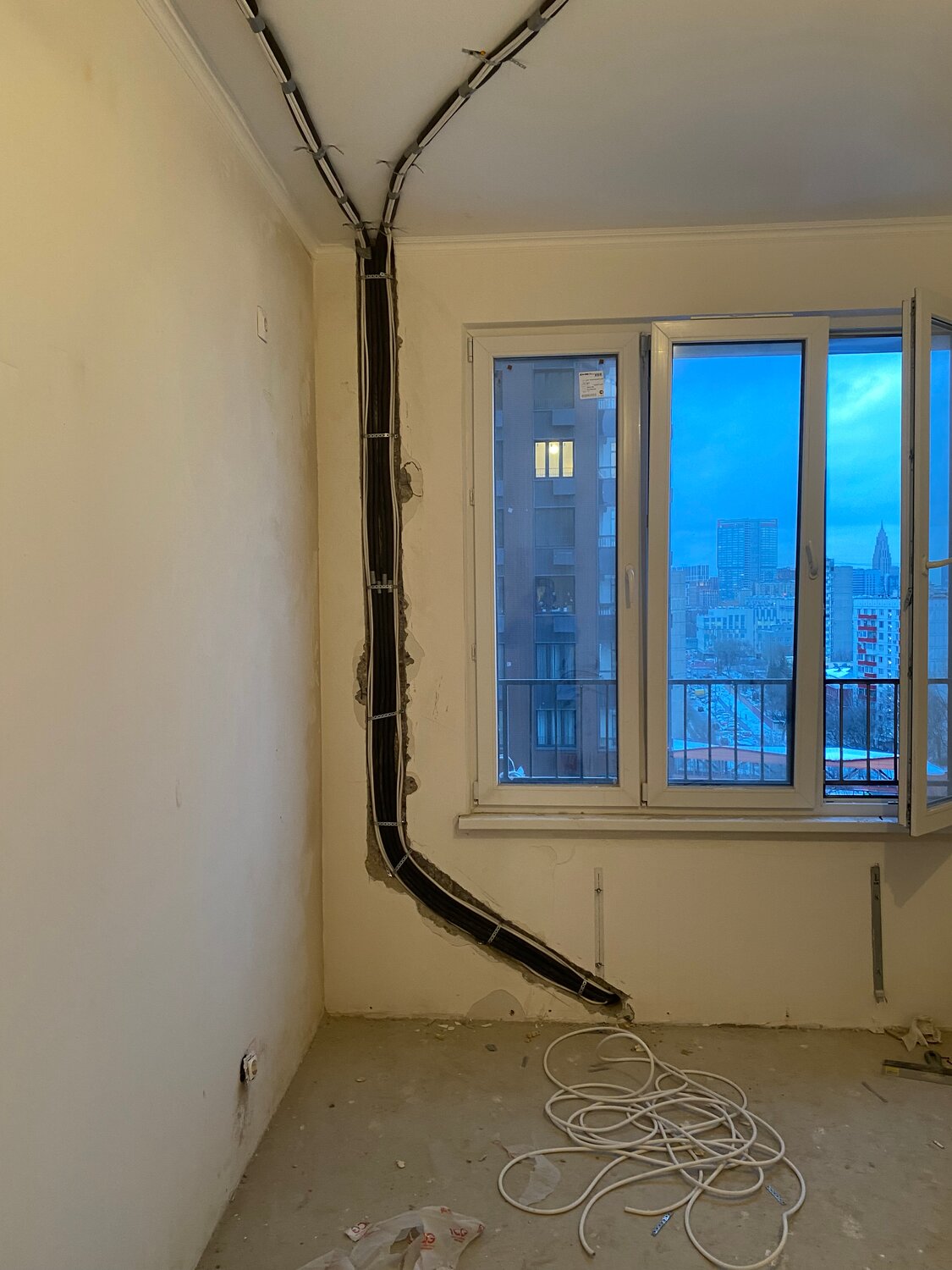 установленный кондиционер, монтаж кондиционеров, кондиционер, прокладка трассы для кондиционера, трасса для кондиционера