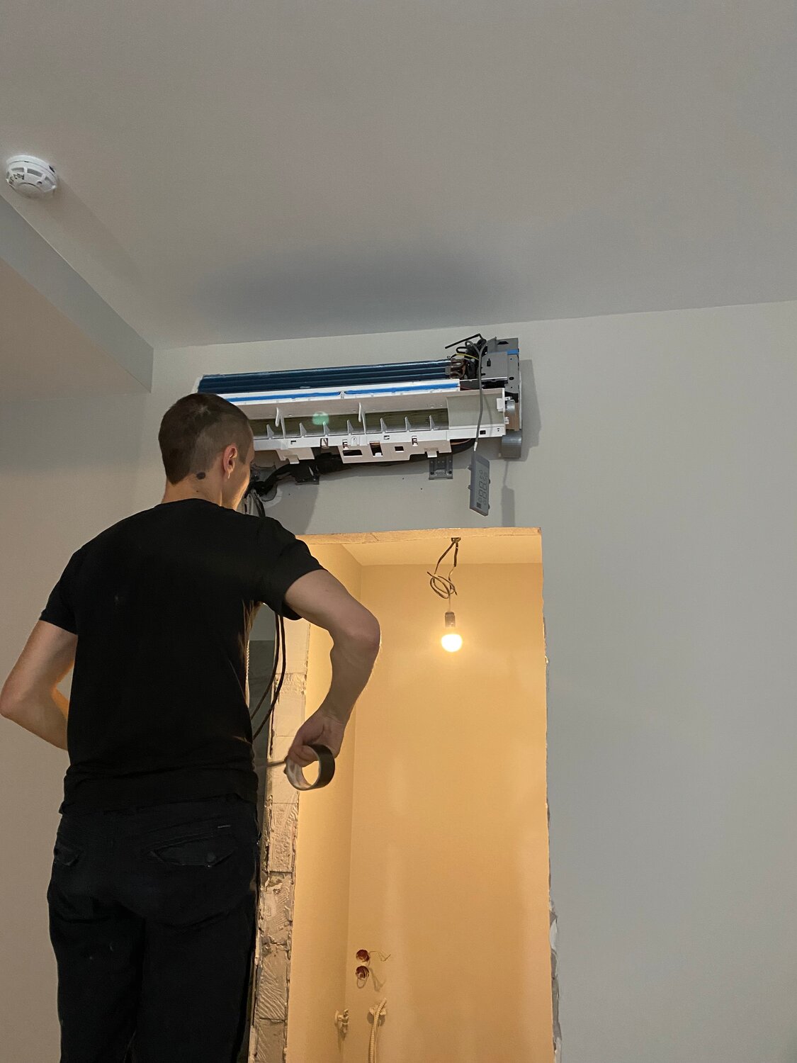 установленный кондиционер, монтаж кондиционера, кондиционер, сплит кондиционер, кондиционеры сплит системы