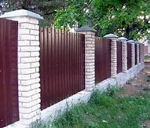 забор профнастил, забор из профлиста с кирпичными столбами, забор из профнастила с кирпичными столбами, заборный профлист, забор из силикатного кирпича и профнастила