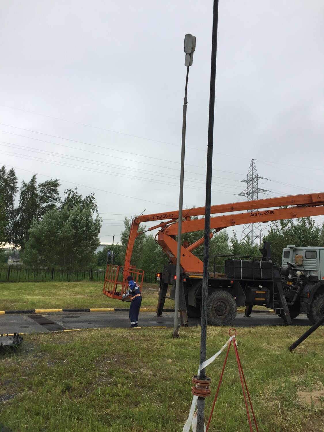 автогидроподъемник вс-22.06, мособлэнерго, буровая установка, камаз вездеход ямобур бкм, буровая