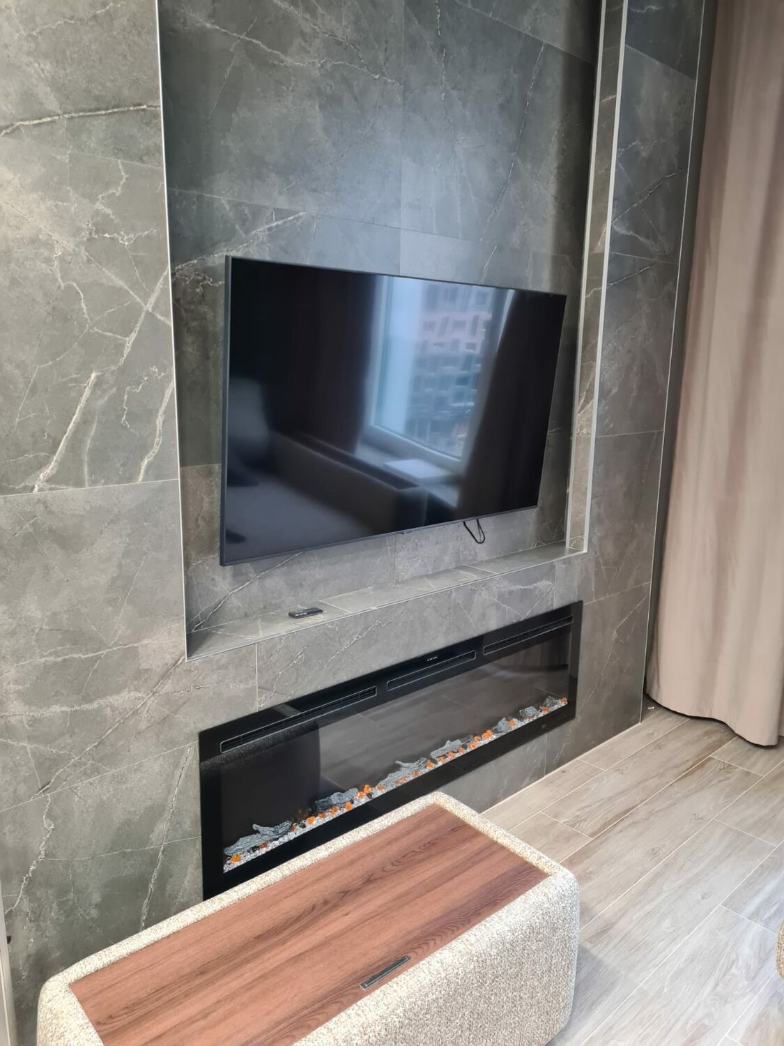 камин в современном интерьере, камин в гостиной в современном стиле, камины в интерьере гостиной, дизайн камина в гостиной в современном стиле, отделка камина