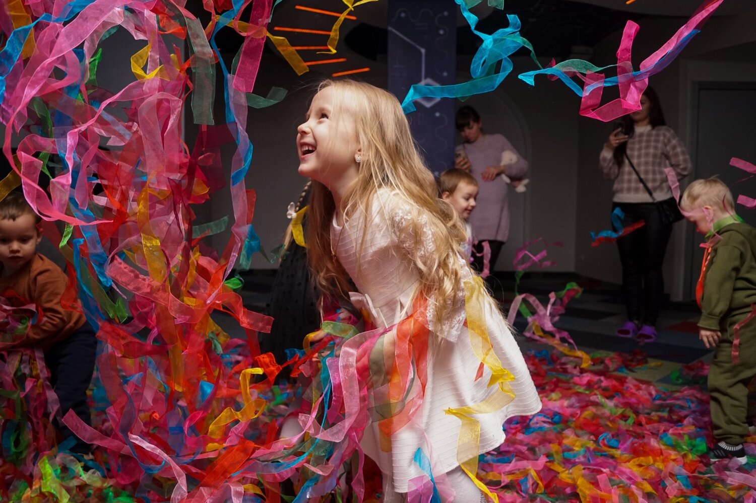 ленточное шоу для детей, ленточное шоу, ребенок, бумажное шоу, бумажное шоу для детей