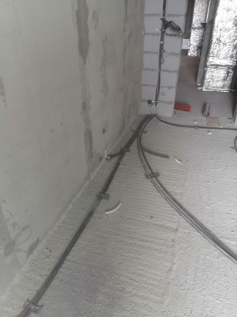 электрика в квартире, разводка электрику по полу, прокладка электрики в квартире, разводка электрики по полу, монтаж электропроводки