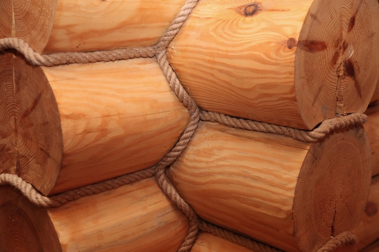 конопатка оцилиндрованного бревна, отделка сруба канатом, конопатка сруба канатом, конопатка сруба джутовым канатом, отделка сруба
