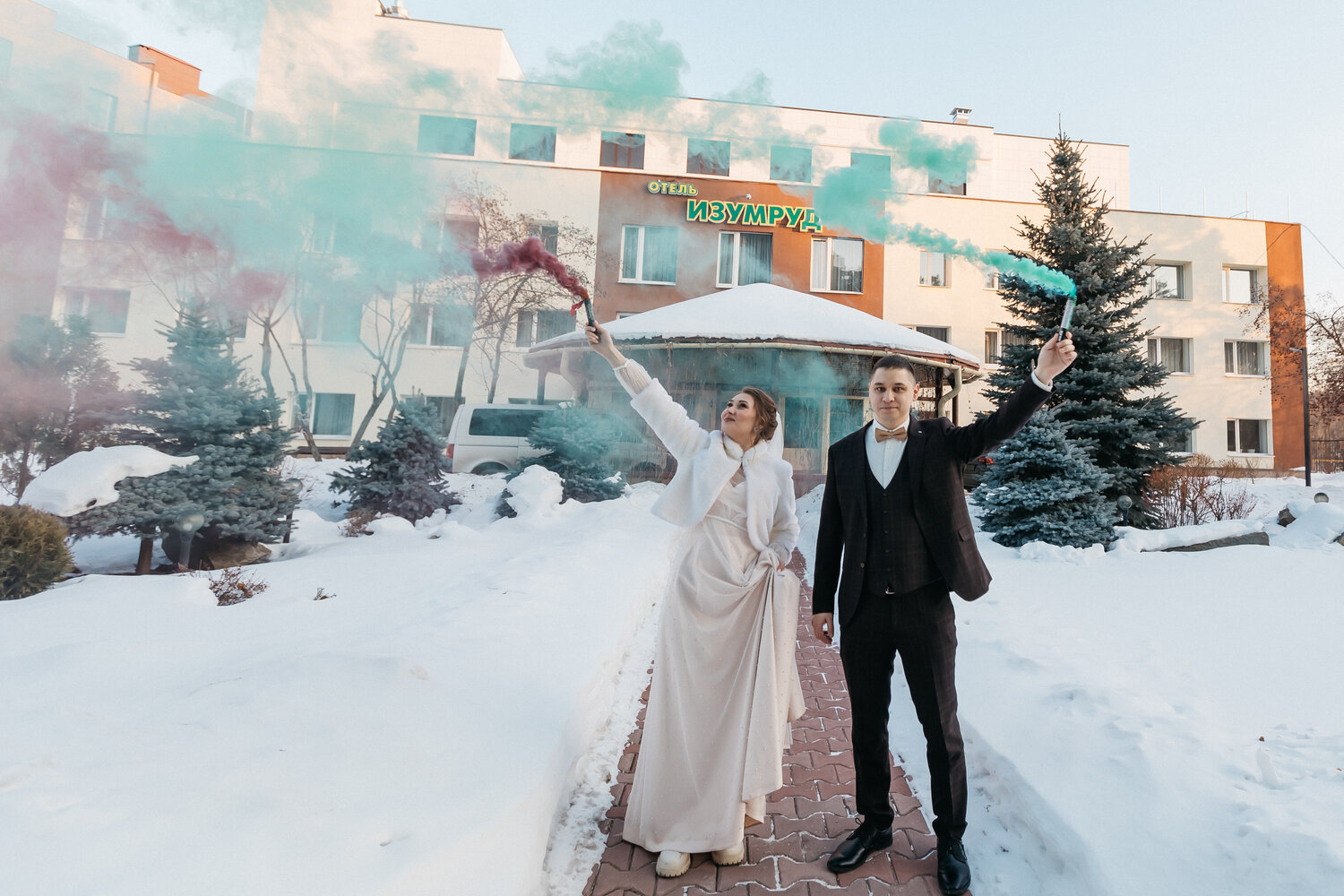 свадьбы, свадебная фотосессия, мужчина, зимняя свадьба, цветной дым для фотосессии