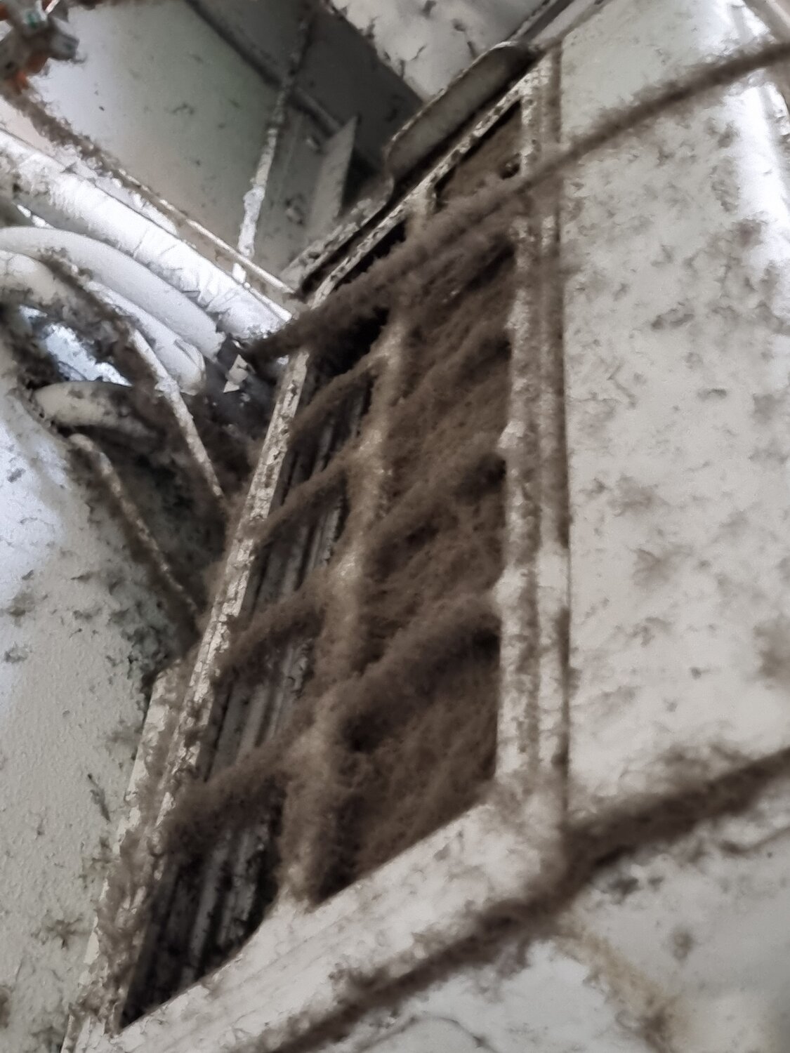 грязный кондиционер, кондиционер, с подвала, заброшенный храм, заброшка россия