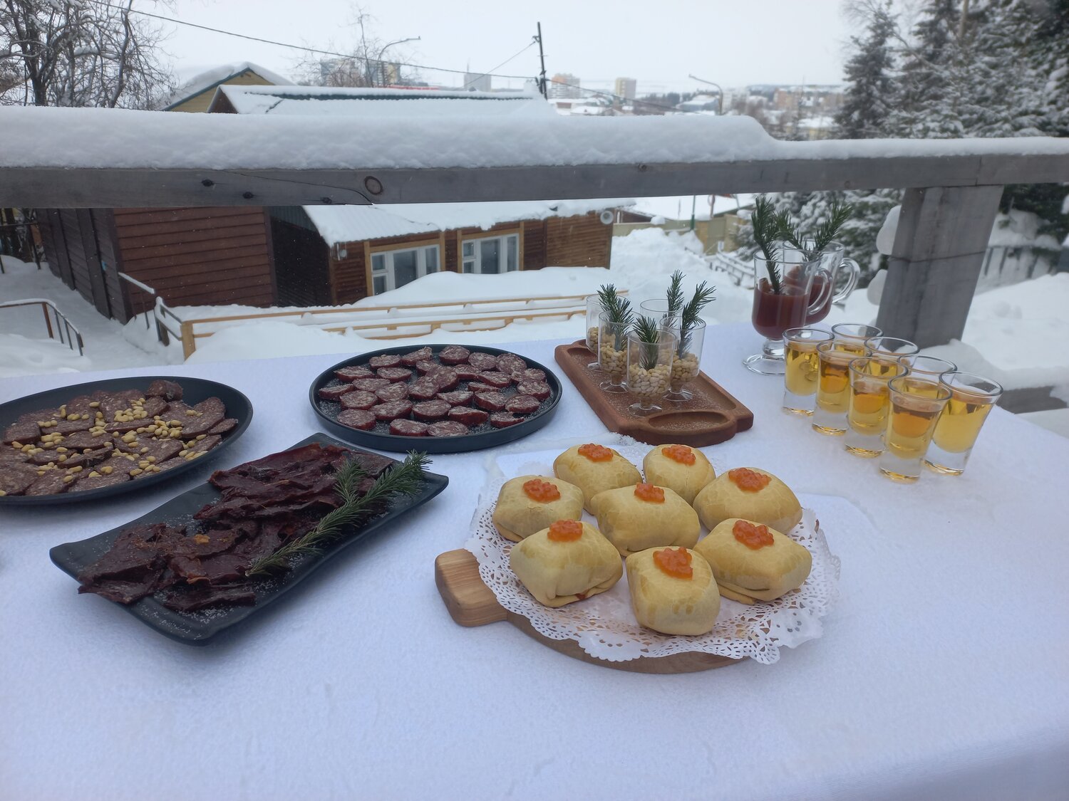 обед в кафе, вкусный завтрак, кафе, предметы на столе, турецкий завтрак
