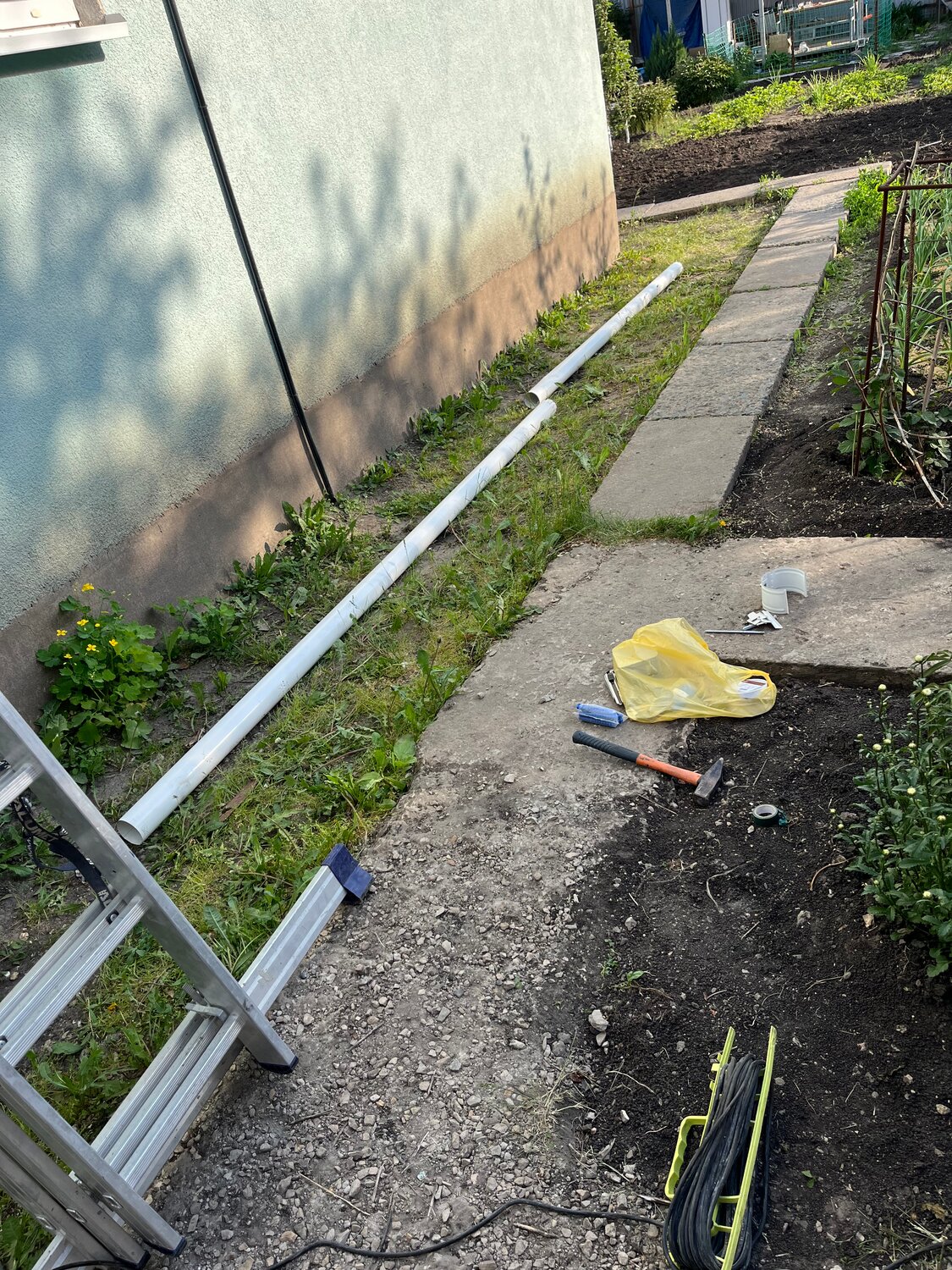 установка бордюров своими руками на даче, водоотведение на даче своими руками, отмостки дома, отмостка от дома, отмостка
