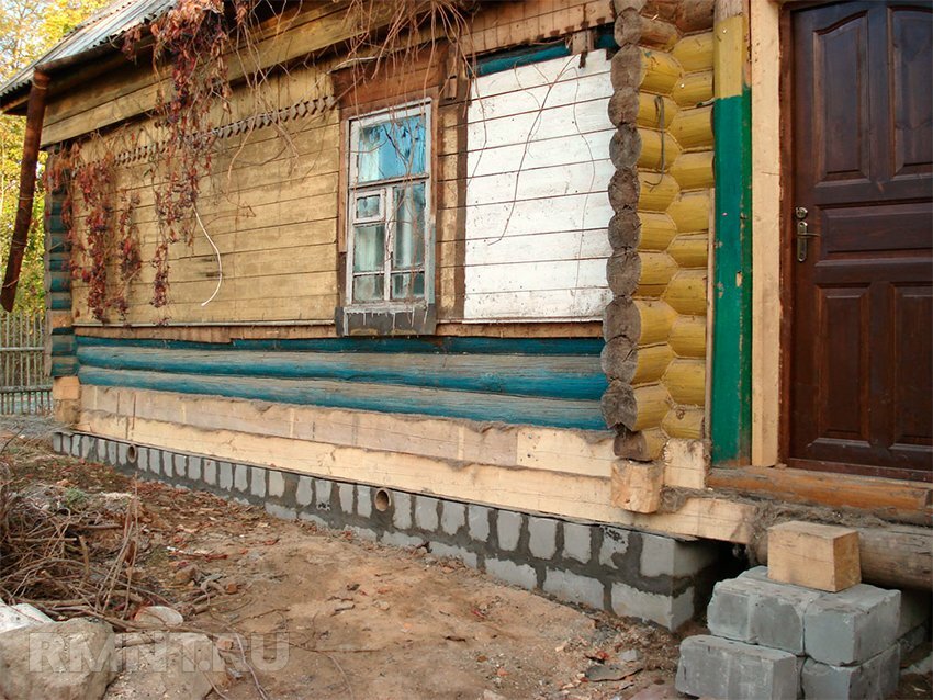 реконструкция старых деревянных домов, замена венцов в деревянном доме, замена нижних венцов деревянного дома, нижние венцы деревянного дома, старый деревянный дом