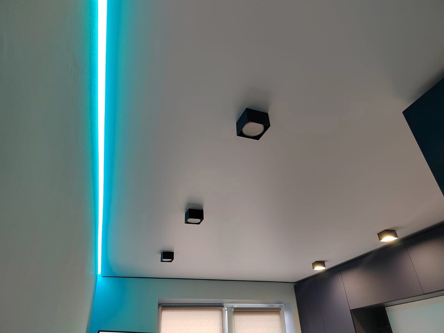 потолок, потолки натяжные с подсветкой, парящие натяжные потолки с подсветкой, натяжного потолка, натяжной потолок световые линии