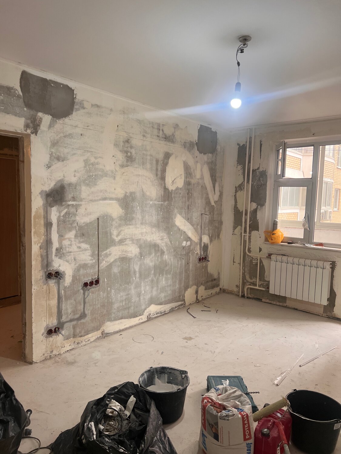 проводка в панельном доме, штробление стен, шпаклевка штроб, черновая отделка квартиры, перенос розетки