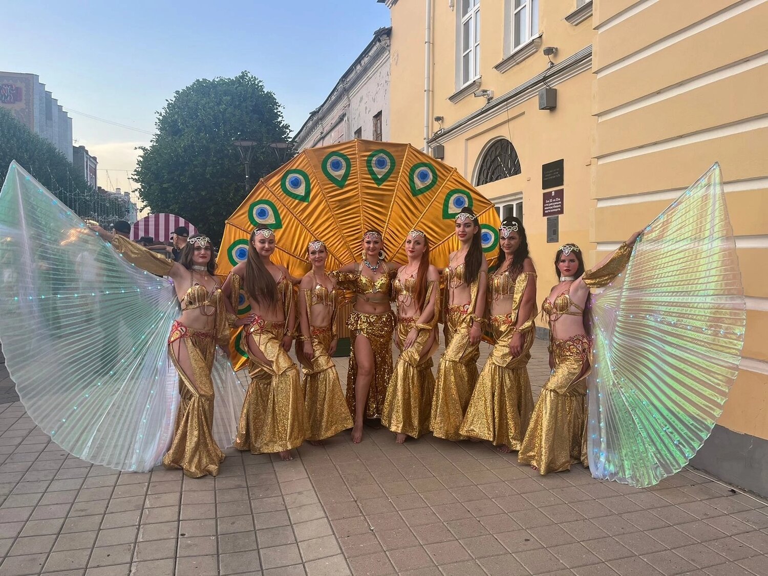 крылья для восточных танцев, золотые крылья для танца, шоу балет кристи, шоу балет эмоушен, крылья для танца