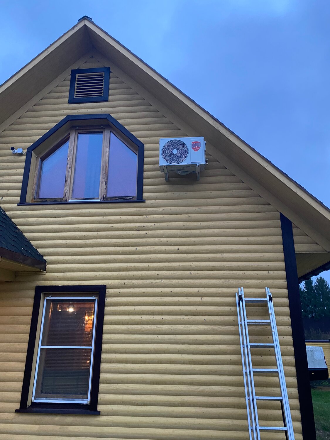 монтаж кондиционера на сайдинг, кондиционер в каркасном доме, кондиционер в деревянном доме, металлический сайдинг "одноволновый венец", кондиционер на доме