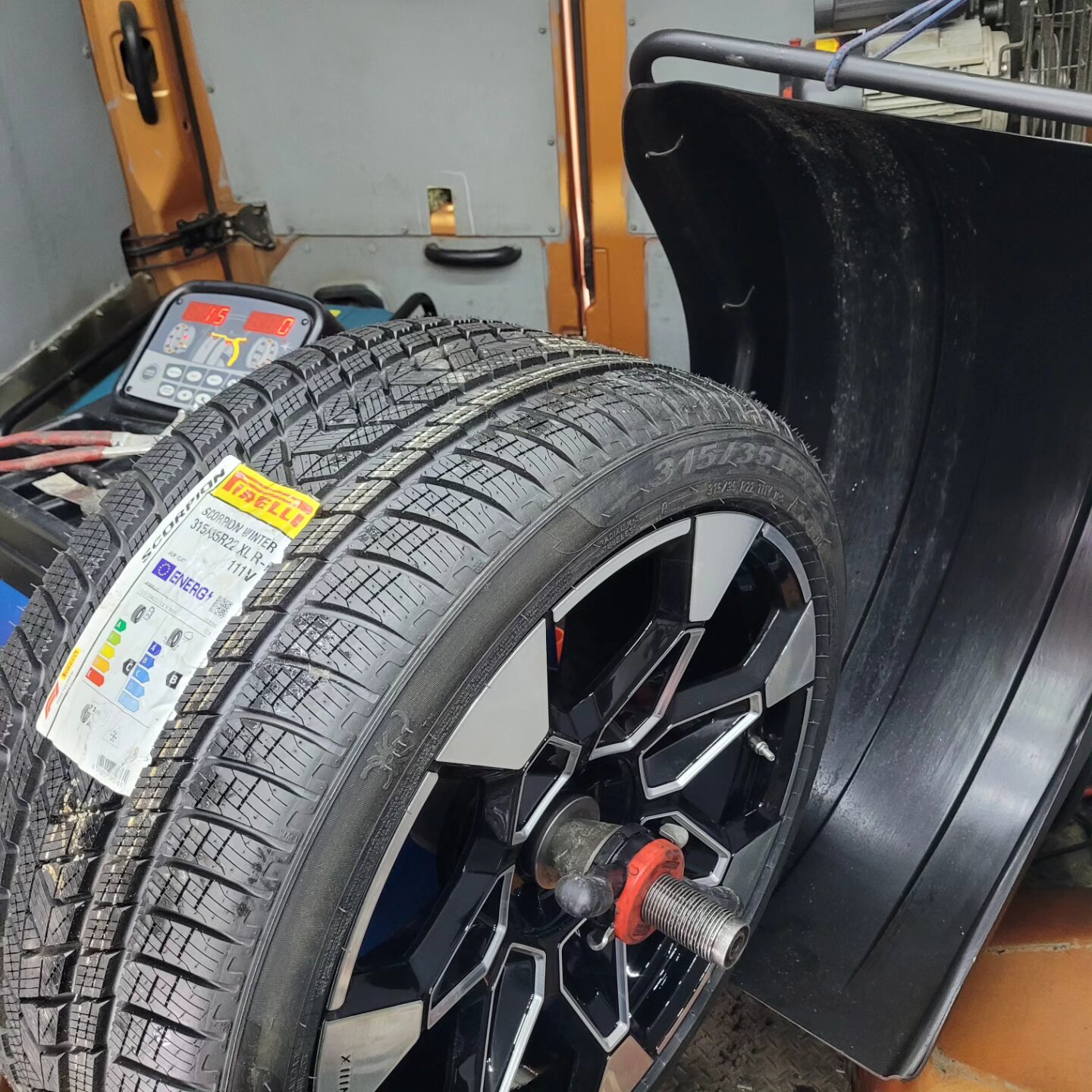 зимние шины, шина зимняя pirelli scorpion winter, зимние шины 275, зимние шины 285, pirelli scorpion winter 325/40 r22