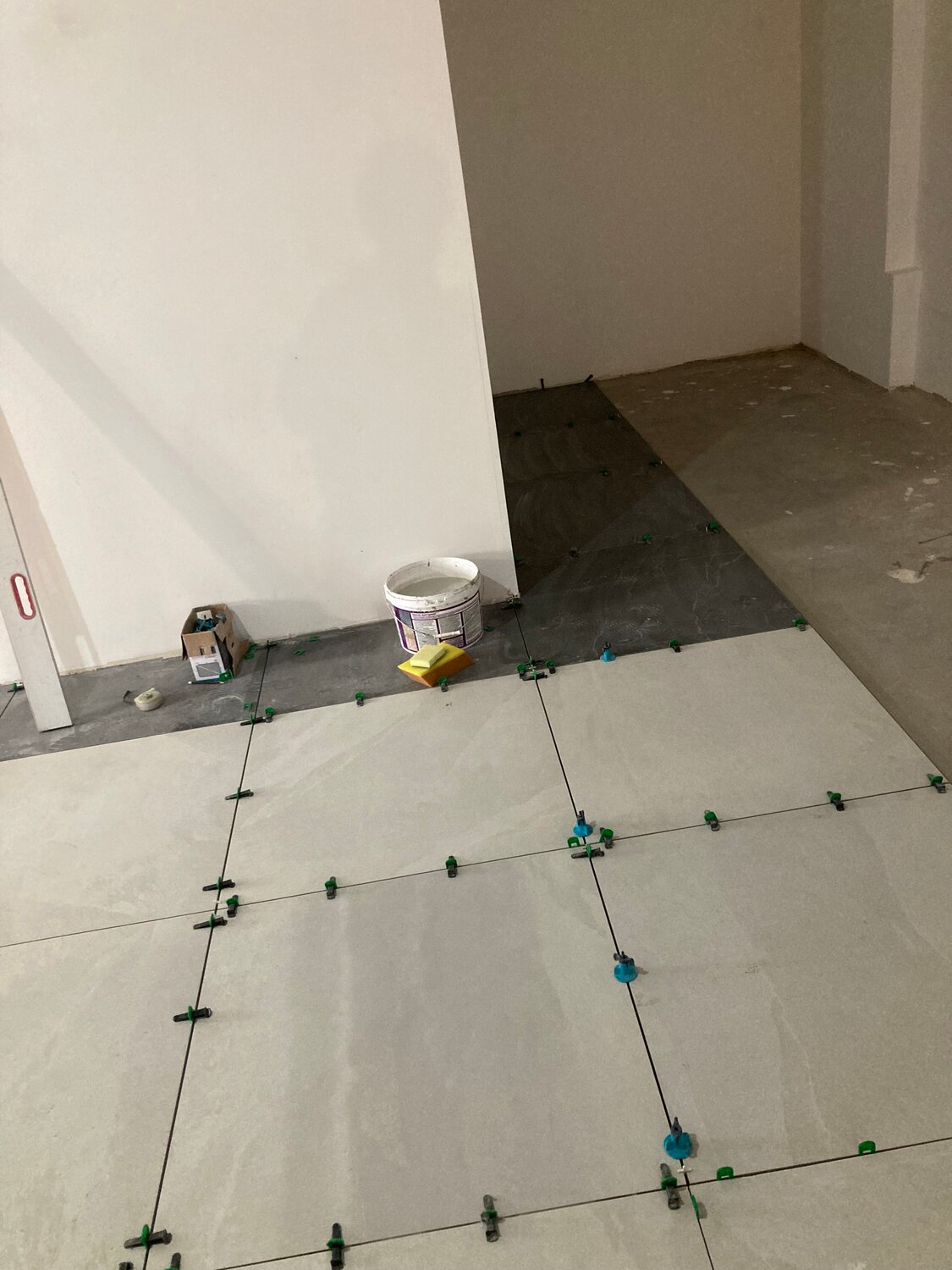 укладка керамогранита на пол, укладка плитка, укладка плитки на пол, укладка керамогранита, укладка керамической плитки