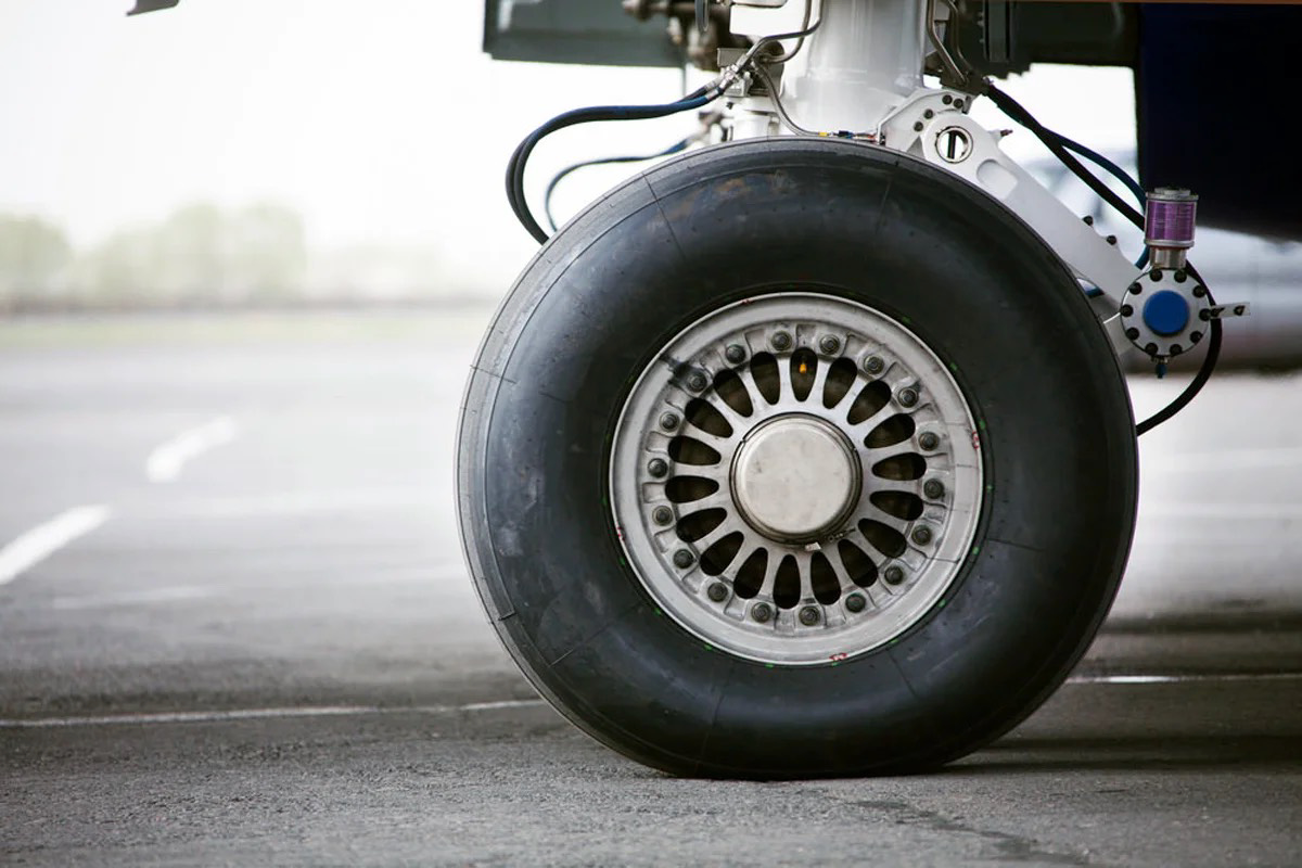 Как часто меняют шины на самолетах - фото