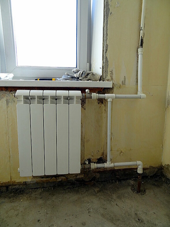 Установка батареи на кухне в квартире - фото