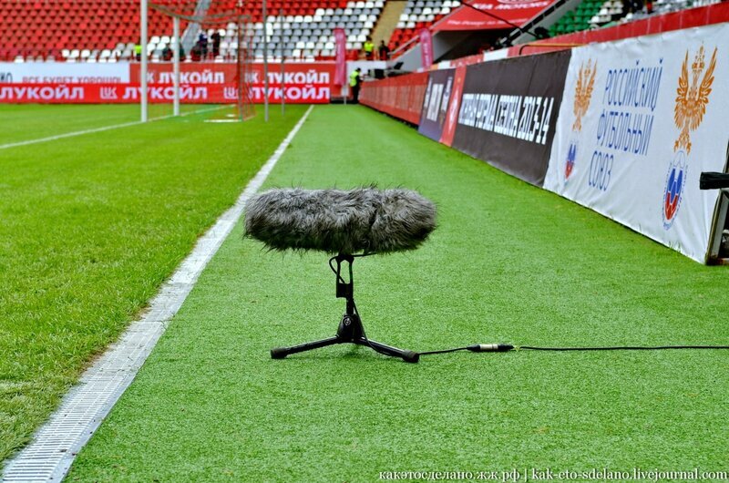 микрофон на фоне футбольного поля