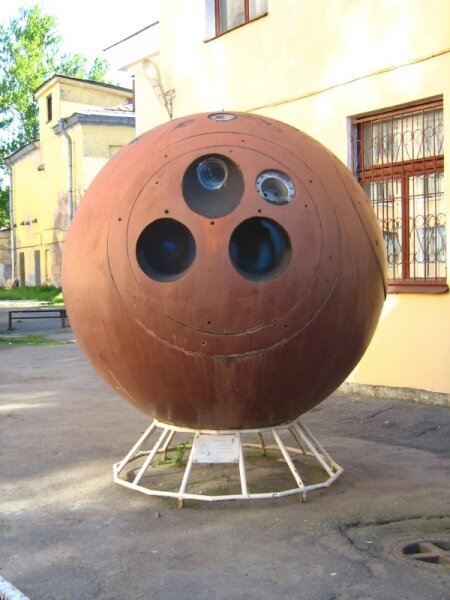 https://upload.wikimedia.org/wikipedia/commons/f/f3/Zenit_space_vehicle.jpg