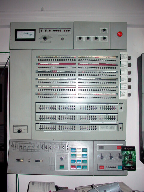 https://upload.wikimedia.org/wikipedia/commons/6/6a/IBM360-65-1.corestore.jpg